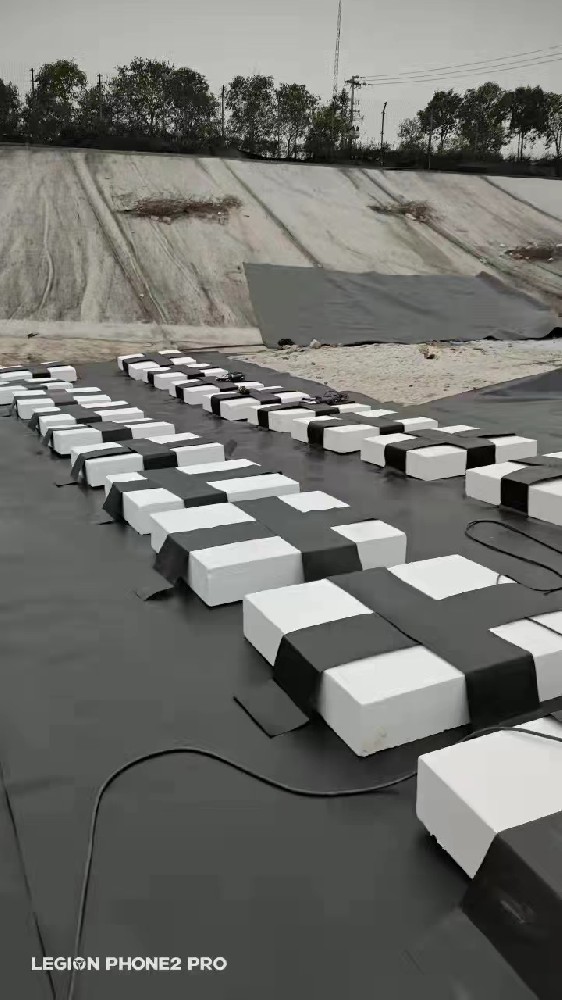 垃圾場(chǎng)調(diào)節(jié)池用HDPE防滲膜防滲有哪些好處?