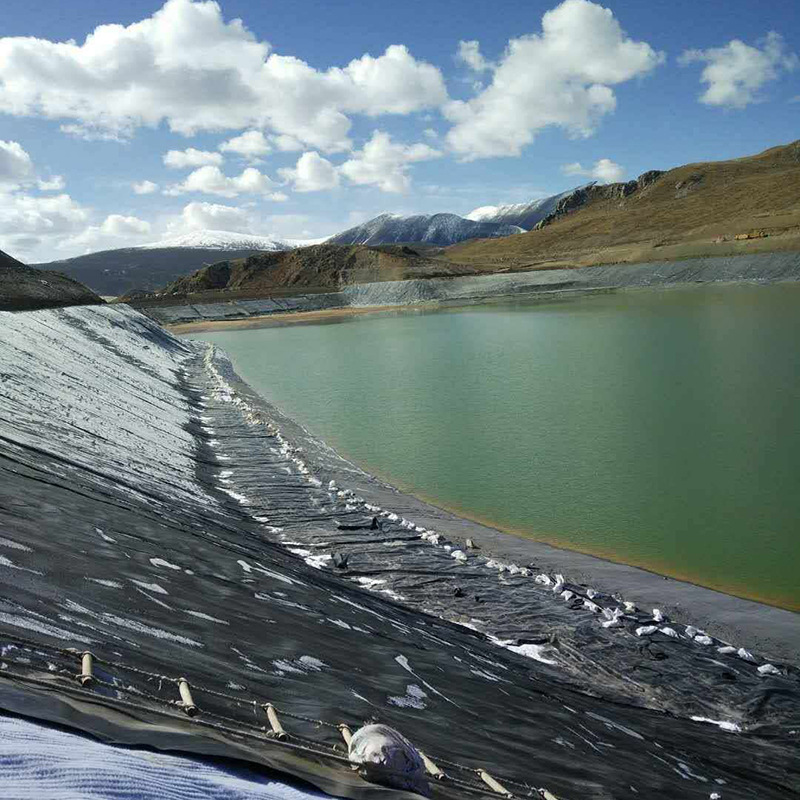 氧化塘底部防滲膜發(fā)生氣脹的原因?